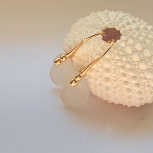 witte zeeglas oorbellen met gouden decoratieve oorhaakjes