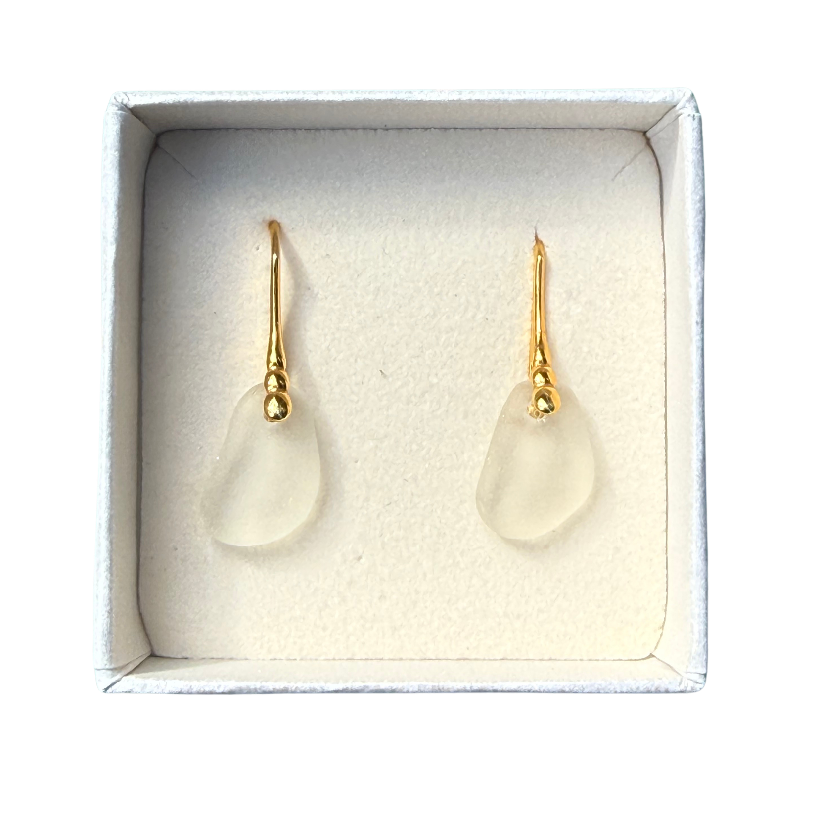 witte zeeglas oorbellen in doosje