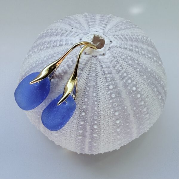 blauw zeeglas met verguld 24K sterling zilver 925 golf oorhaakjes