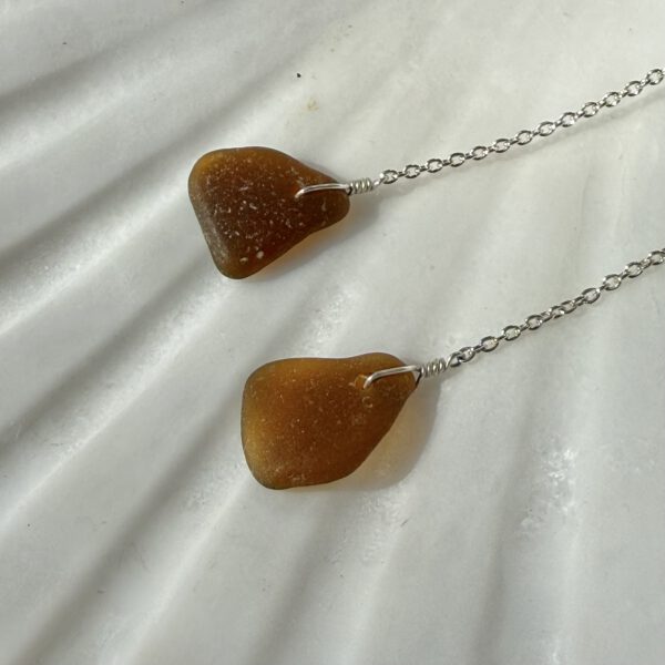 amberbruin zeeglas sterling zilver lange kettingoorbellen