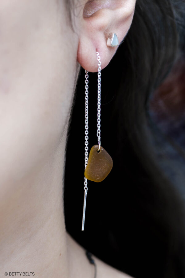 amberbruin zeeglas sterling zilver lange kettingoorbellen