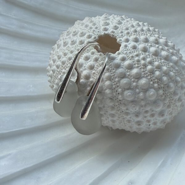grijs zeeglas met fijne kleine sterling zilver 925 oorhaakjes