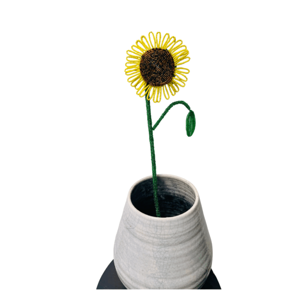 zonnebloem met een bruin hart van draad en kralen