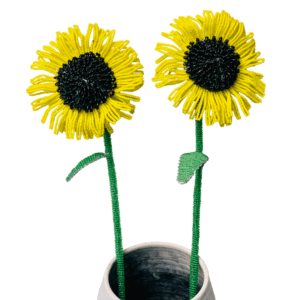 twee zonnebloemen met zwart hart van draad en kralen in vaas