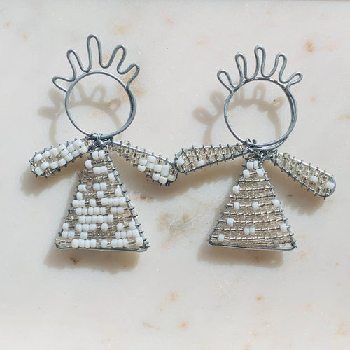 Twee handgemaakte kerstengel hangers met zilveren kralen (sfeerimpressie, prijs per stuk)