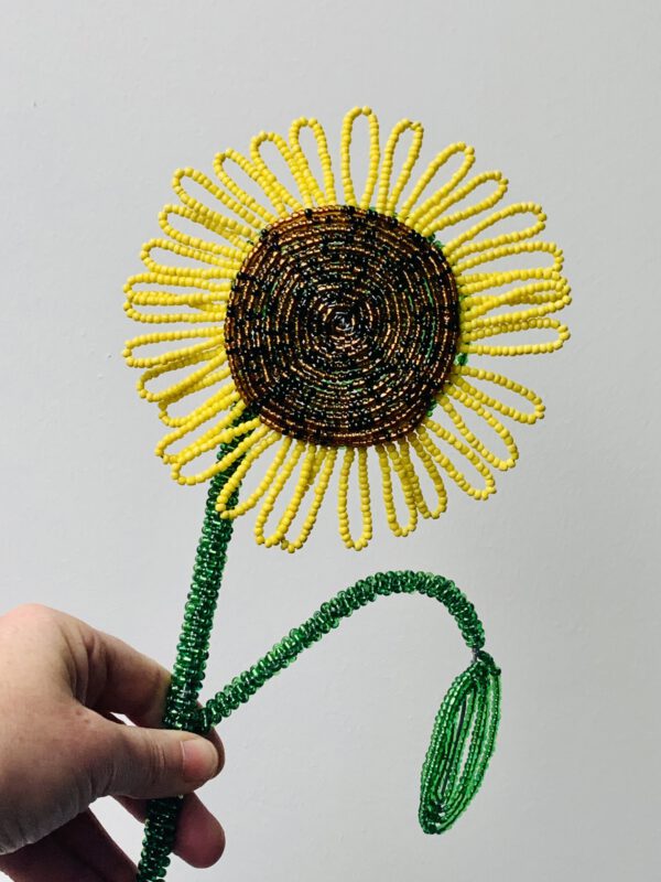 close-up zonnebloem met bruin hart van draad en kralen