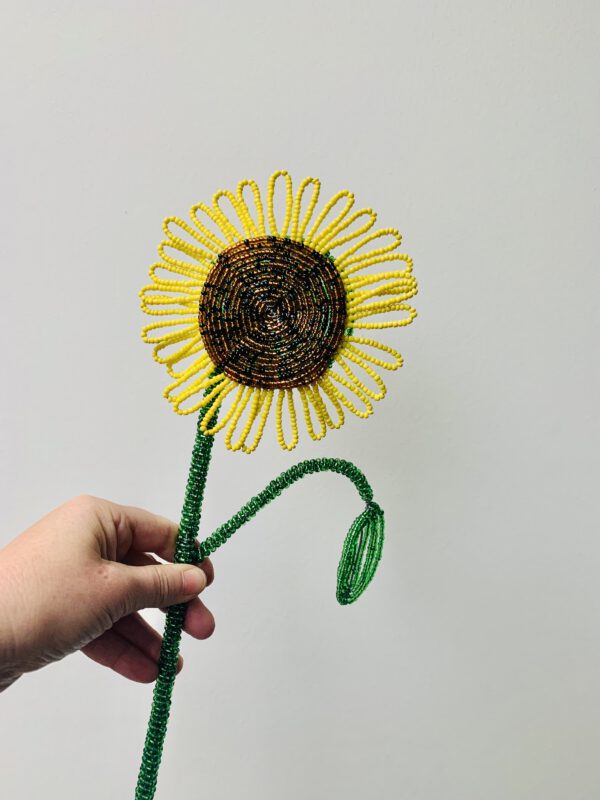 zonnebloem met bruin hart in de hand