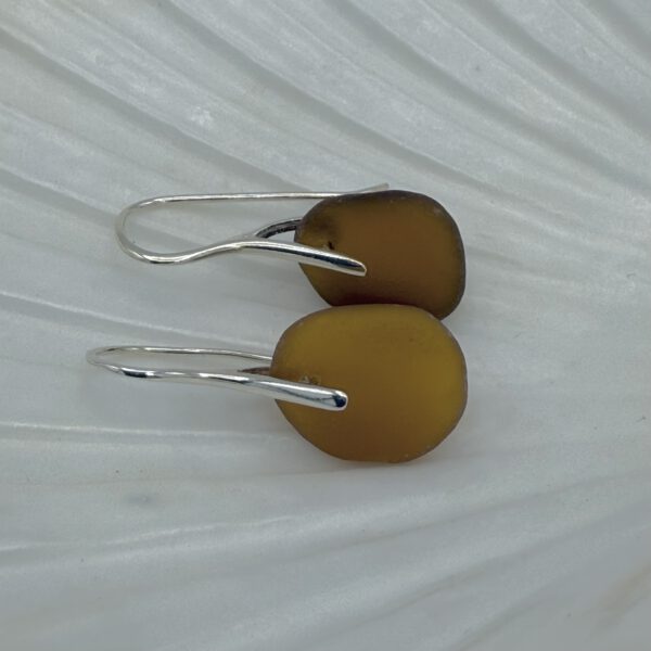 sterling zilveren 925 oorhaakjes met bruin/amber zeeglas