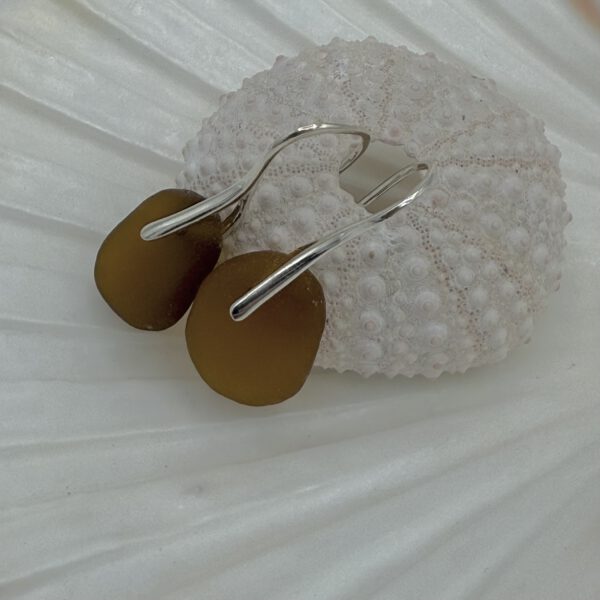 sterling zilveren 925 oorhaakjes met bruin/amber zeeglas