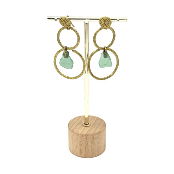 groene zeeglas messing oorbellen hangend