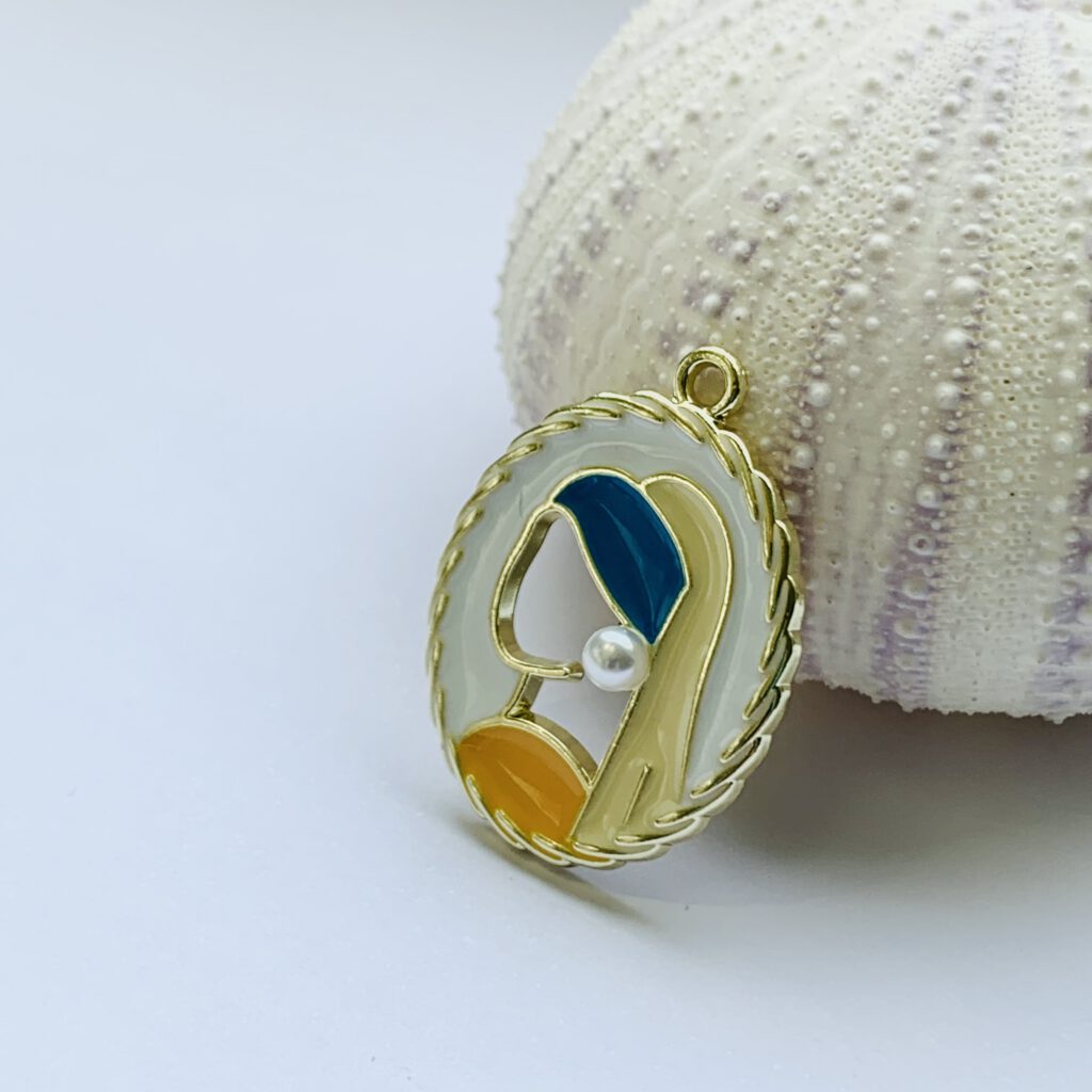 close up meisje met de parel hanger