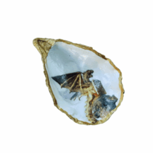 Handgemaakte oesterschelp met een gouden buitenkant en een Bossche Draak aan de binnenzijde.