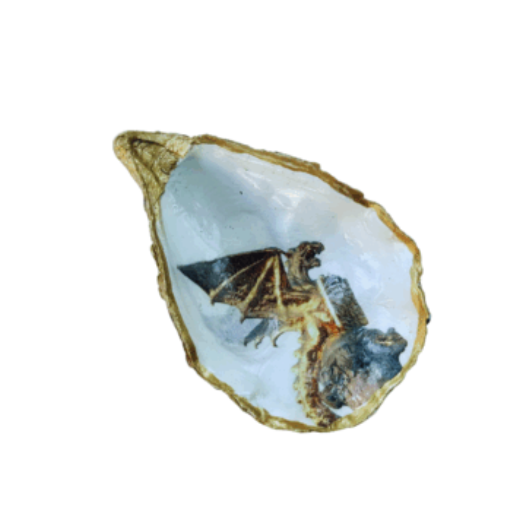 Handgemaakte oesterschelp met een gouden buitenkant en een Bossche Draak aan de binnenzijde.