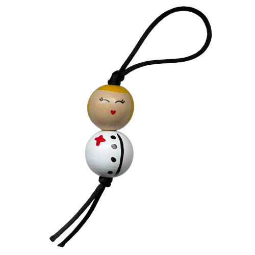 Houten zuster gelukspoppetje met geel hoofdje en handbeschilderd zusterjasje, symbool van zorg en geluk.