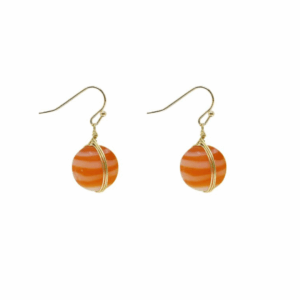 Oranje druppeloorbellen van gerecycled glas met warme tinten en een unieke handgemaakte vorm.