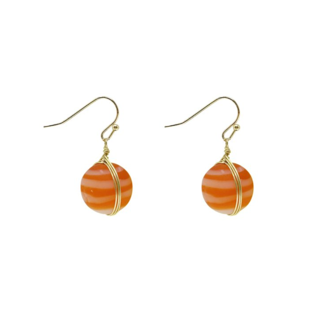 Oranje druppeloorbellen van gerecycled glas met warme tinten en een unieke handgemaakte vorm.