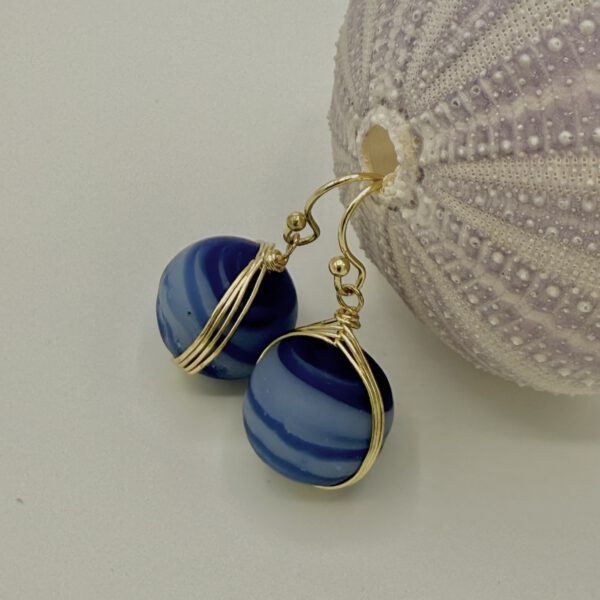 Marmerlook glazen druppeloorbellen blauw