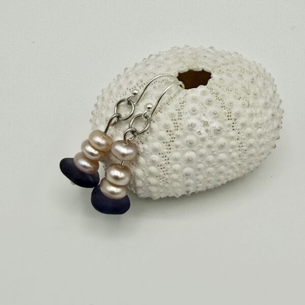 zeeglas oorbellen paars met zoetwaterparels hangend