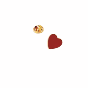 Een glanzende rode hartvormige pin met een gouden metalen rand en een achterkantje