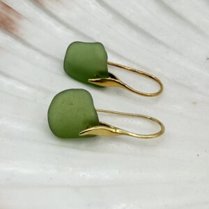 Groene zeeglas oorbellen met een goud oorhaakje