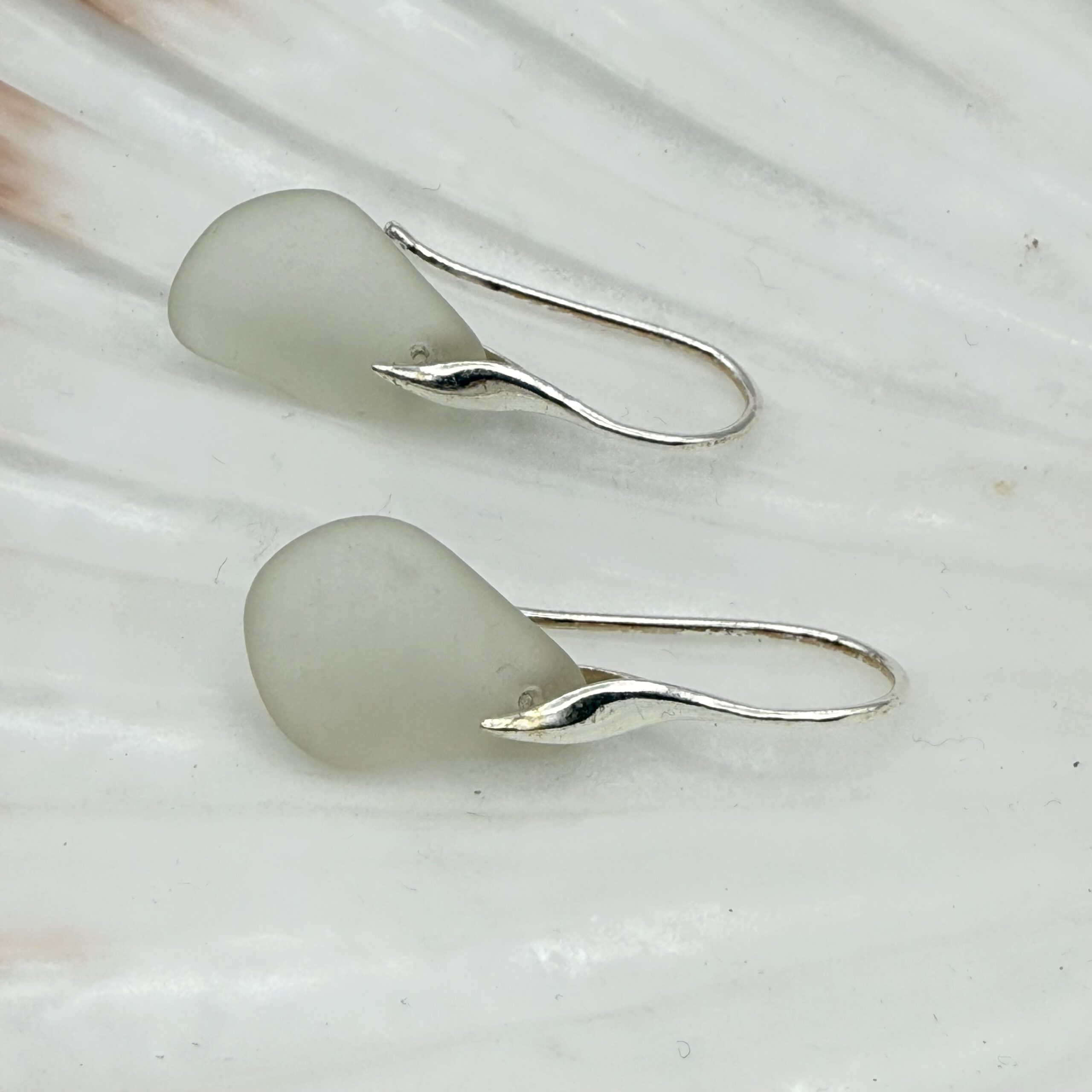 Witte zeeglas oorbellen met een zilver oorhaakje