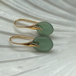 Zeeglas bosgroen oorbellen