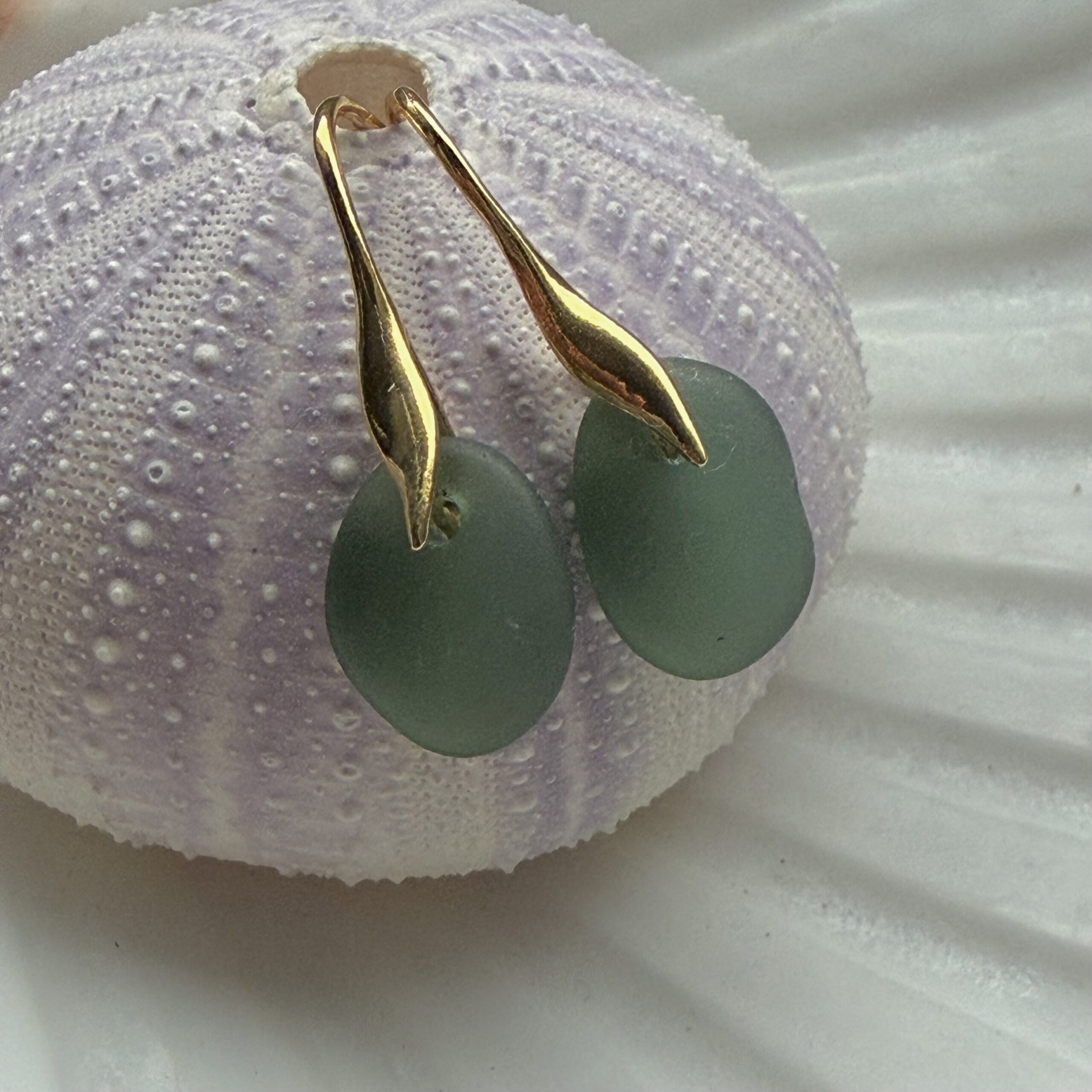 Zeeglas bosgroen oorbellen hangend