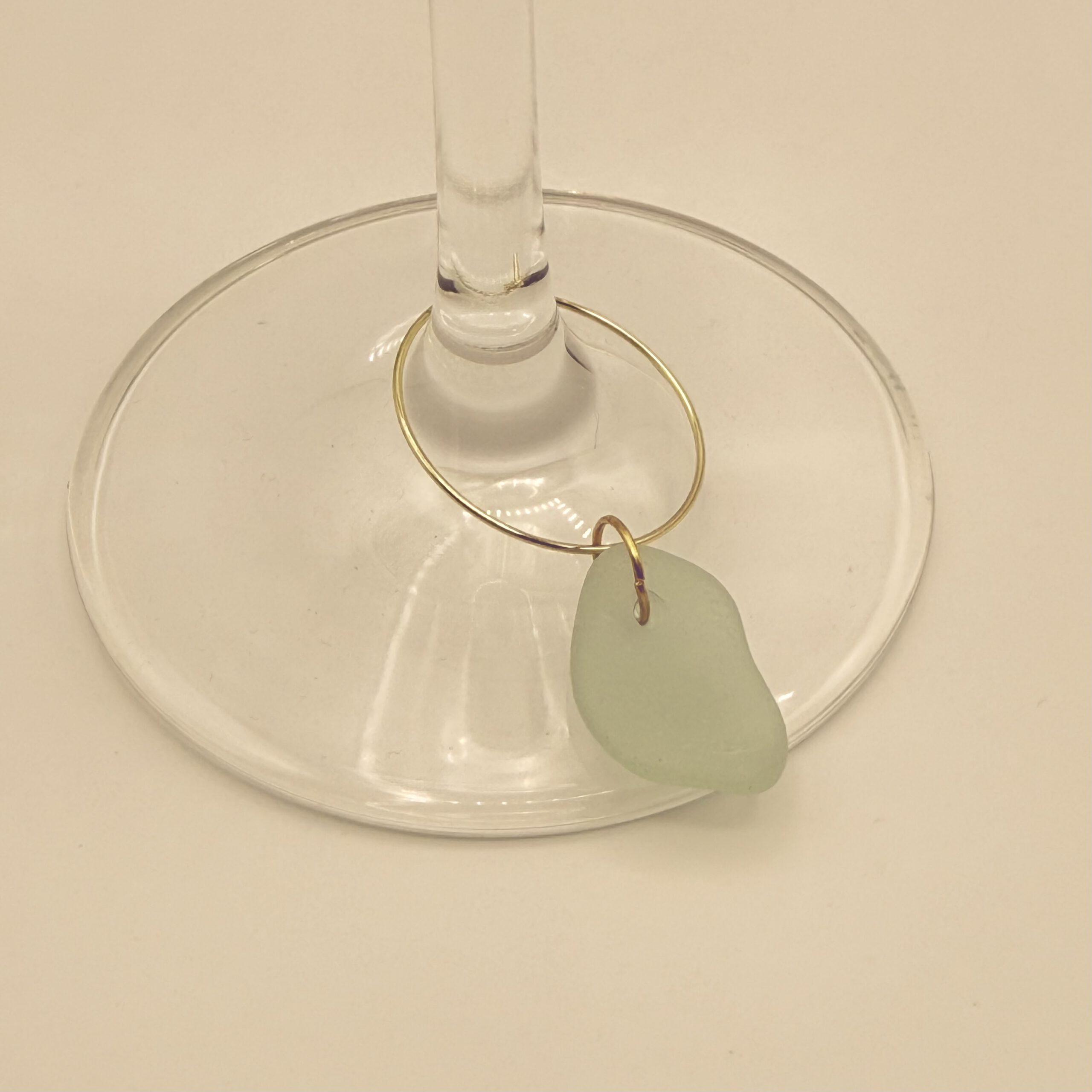 Wijnglasring met aqua zeeglas