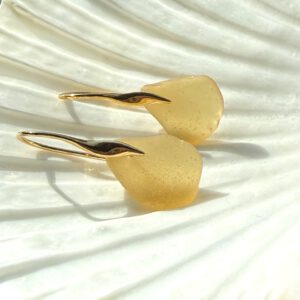 zeeglas geel oorbellen met gouden zeemeerminoorhaakjes