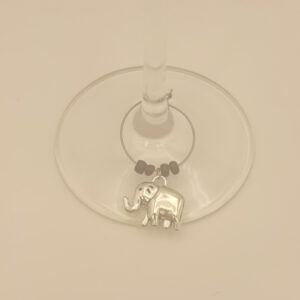 Wijnglasring met olifant-bedeltje, gedragen aan een wijnglas