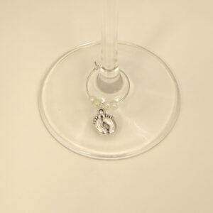 Wijnglasring met voeten-bedeltje, gedragen aan een wijnglas