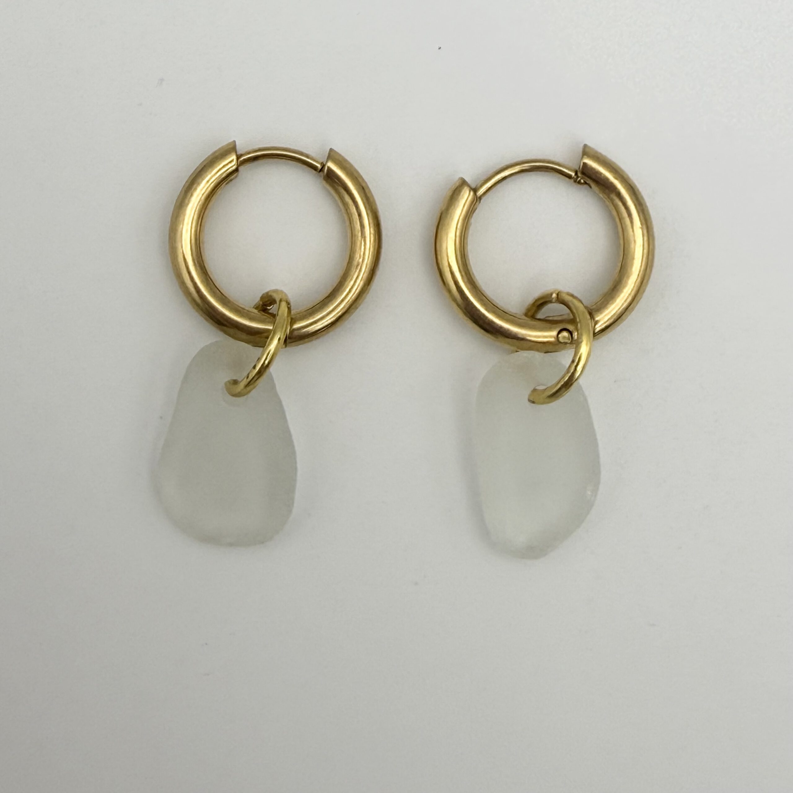 RVS oorbellen met lichtroze zeeglas, close-up