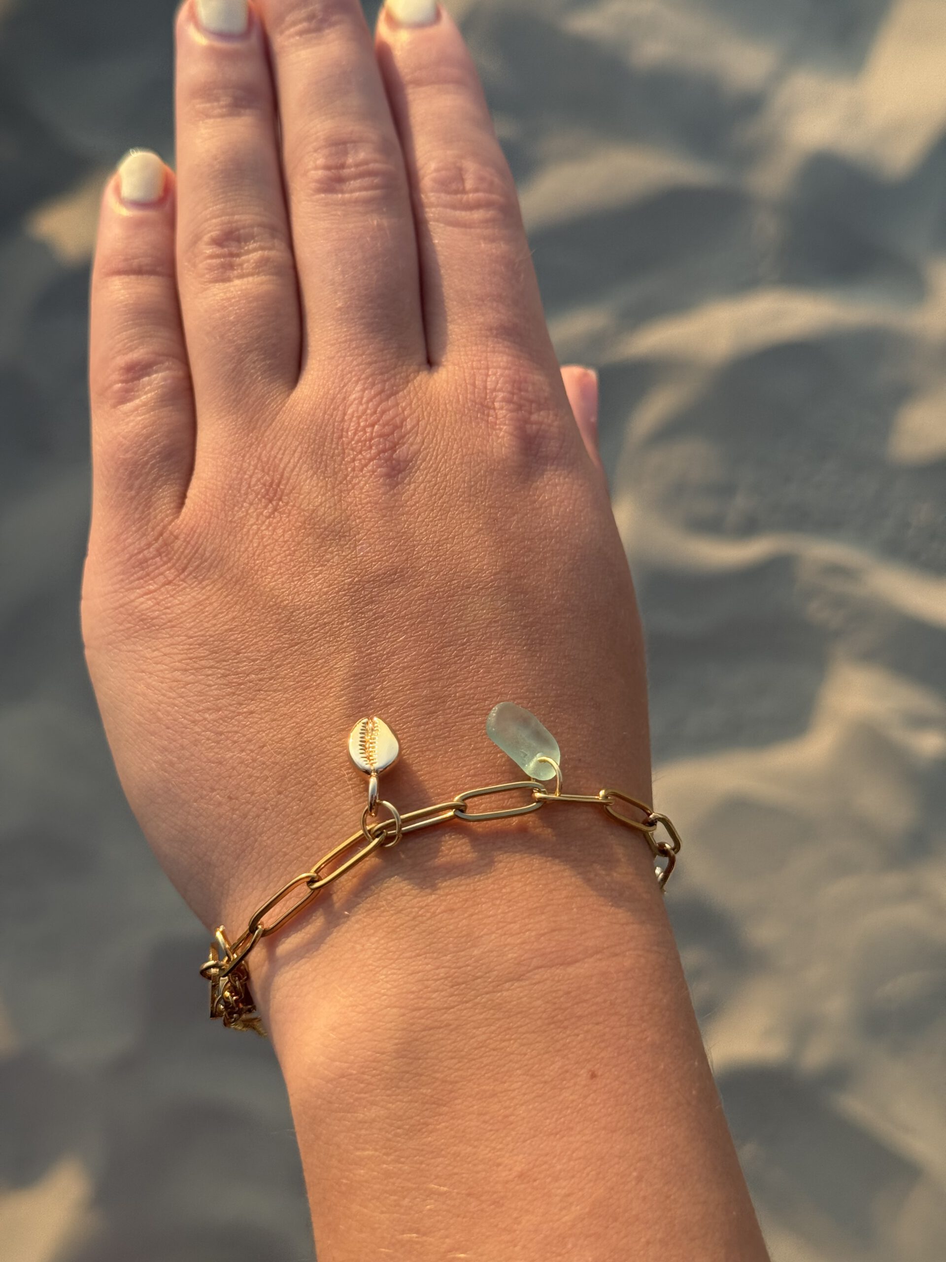Ocean Charms armband met blauw zeeglas, close-up om de pols