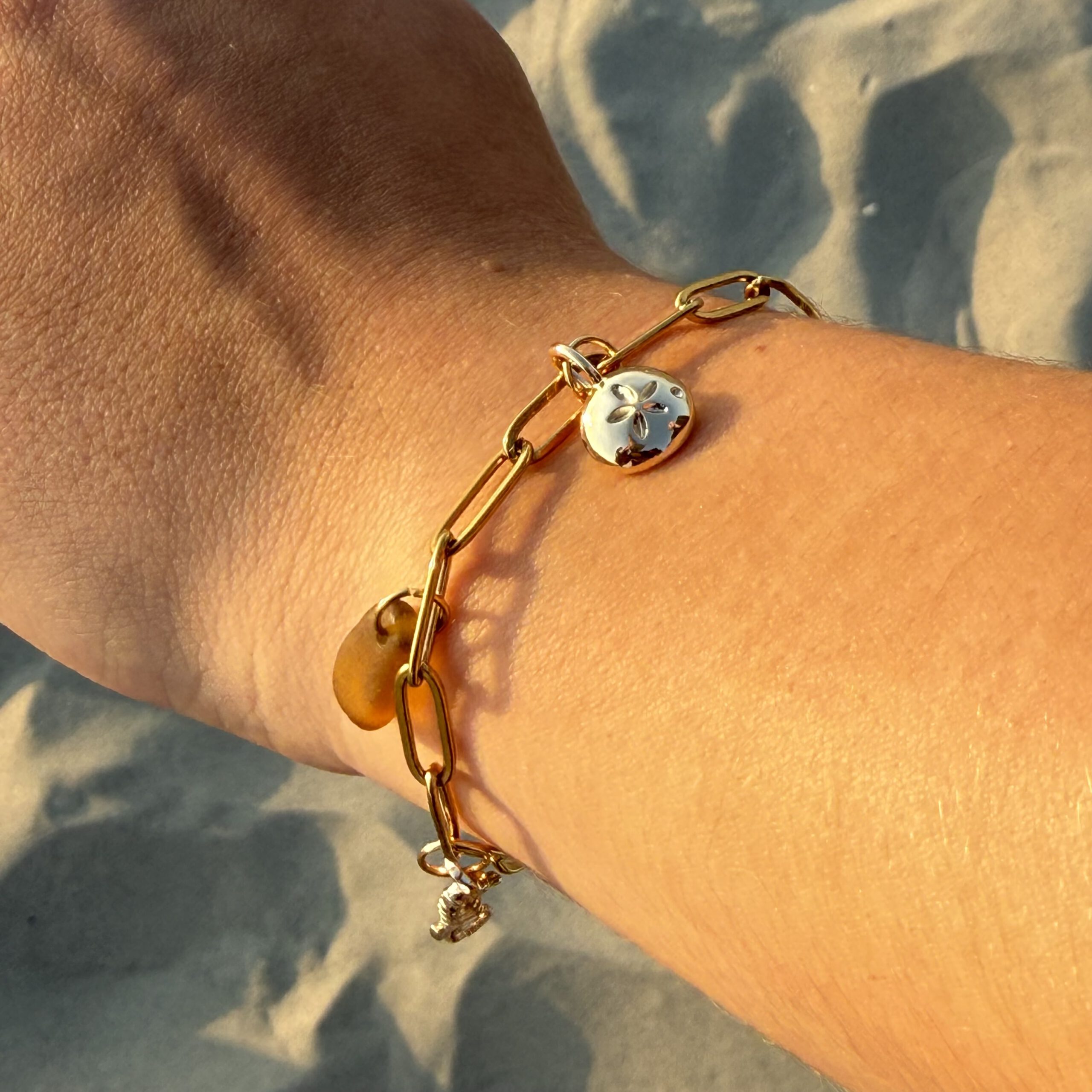 Ocean Charms armband met bruin zeeglas, close-up om de pols