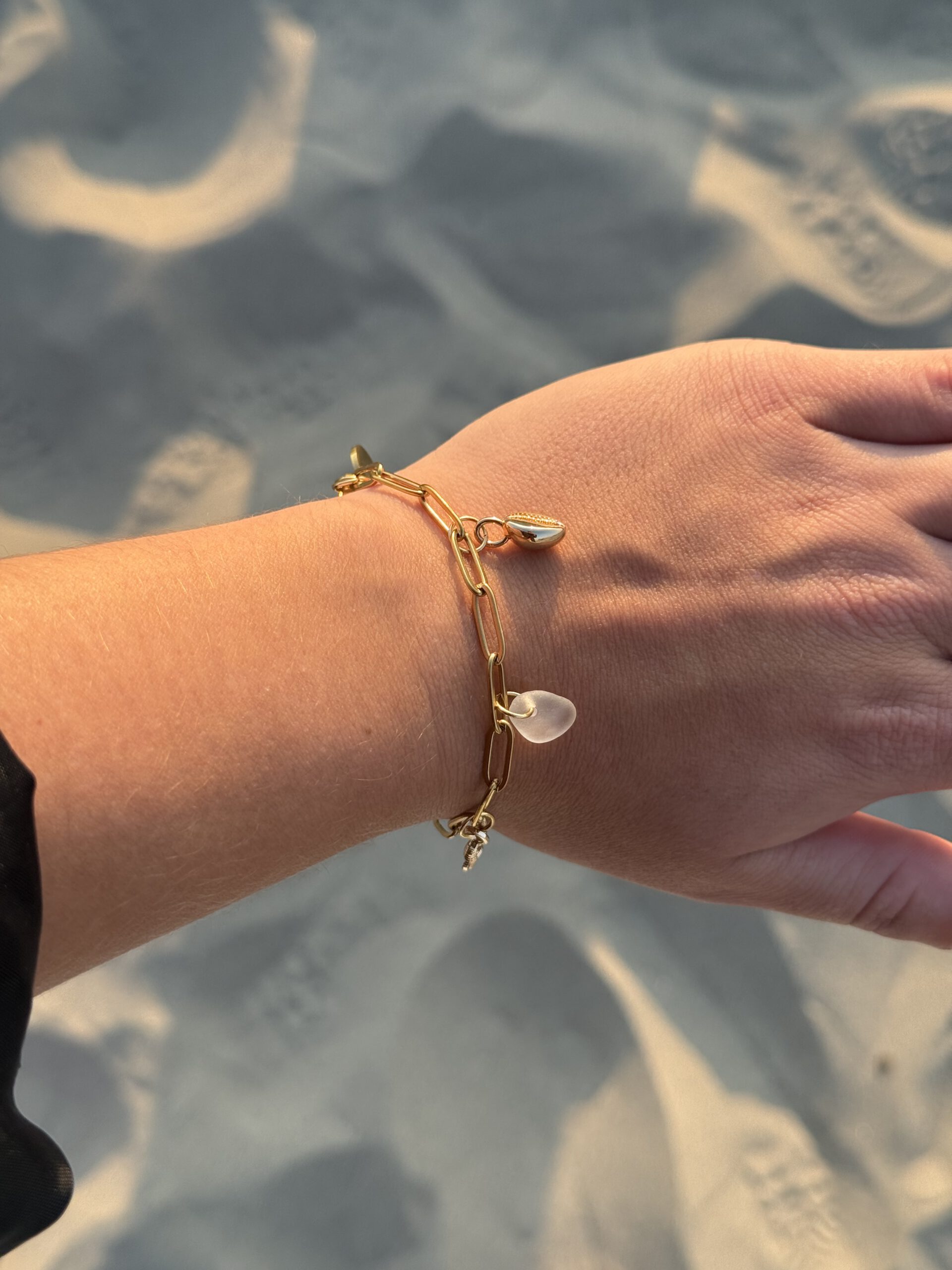 Ocean Charms armband met wit zeeglas, close-up om de pols