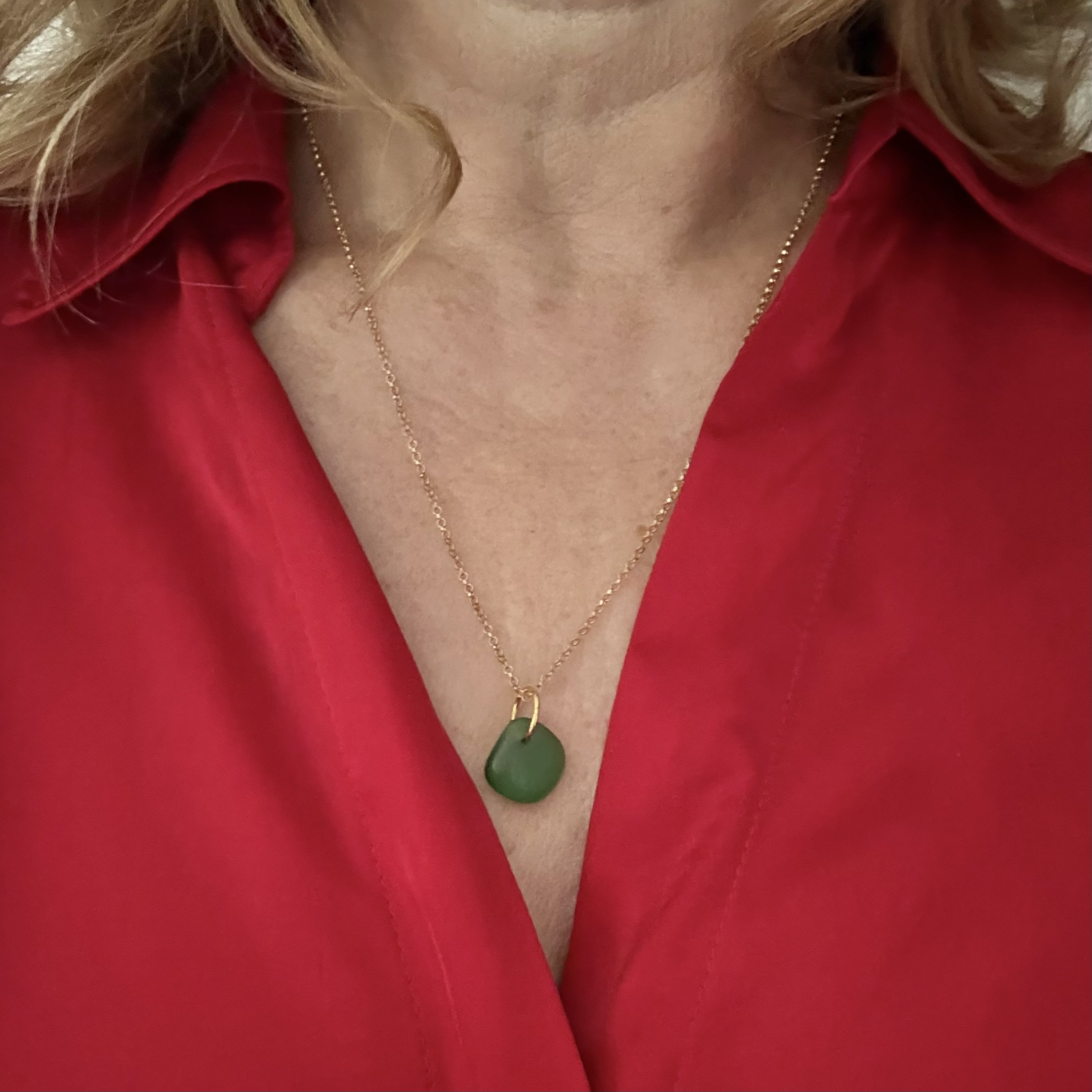 zeeglas bosgroen ketting goud hangend om nek